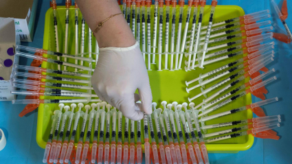 Una enfermera del Servicio Murciano de Salud prepara jeringuillas con dosis de la vacuna contra el Covid-19 "Comirnaty-Pfizer-BioNTech"