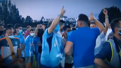 La afición del Coria celebra el ascenso en el terreno de juego