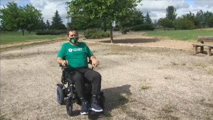 Lucas, que padece Ela, pasea con su silla eléctrica por el parque de Miajadas