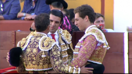 Momento de la corrida con los tres toreros en el ruedo