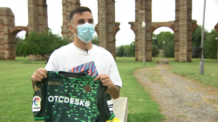 Rober González posa con la camiseta del Real Betis Balompié