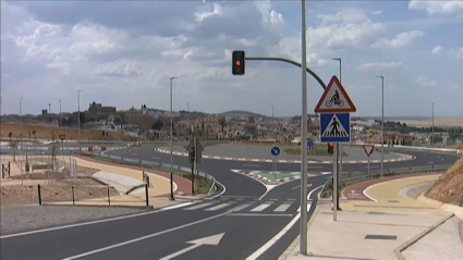 Glorieta en la Ronda Sureste de Cáceres con el centro histórico al fondo.