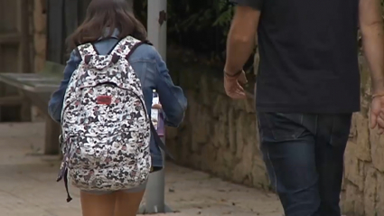 Padre e hija anónimos paseando por la calle