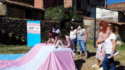 Llegada de la bandera trans a Hervás