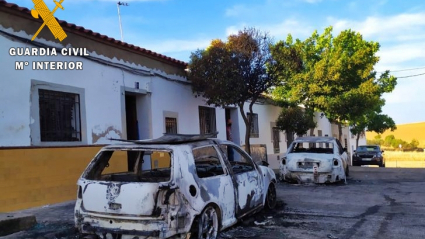 Dos turismos calcinados en Fuente de Cantos.