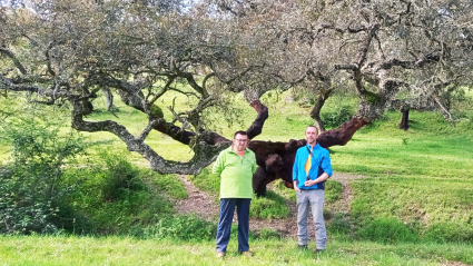 Toni y Emilio Gómez en La Pimienta junto a un árbol contorsionista.