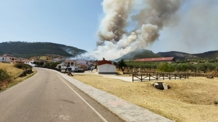 Imagen del incendio en Casas de Millán