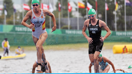 Miriam Casillas compite en la carrera de Triatlón Individual Femenino de los Juegos Olímpicos de Tokio 2020 en el Parque Marino de Odaiba en Tokio