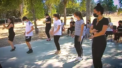 Alumnos durante una clase en el campamento de flamenco