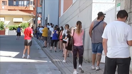 Colas para realizarse pruebas de antígenos en Plasencia