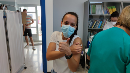 Joven vacunándose en Llerena