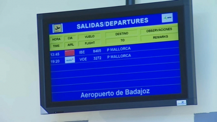 Panel informativo anunciando los vuelos a Mallorca en el aeropuerto de Badajoz