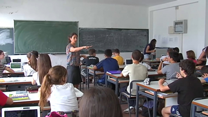Maestra dando clases 