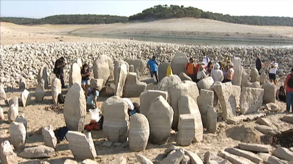 Arqueólogos trabajando en el dolmen de Guadalperal