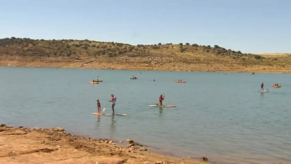 Algunos de los participantes disfrutando de las actividades del I Festival del Agua en Alange