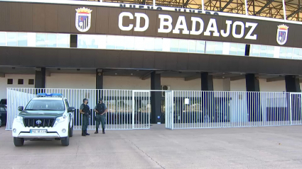 Un vehículo de la Guardia Civil, este martes, junto a la entrada del Nuevo Vivero