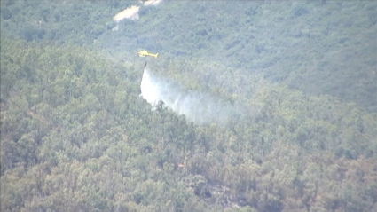 Helicóptero del INFOEX actuando en el incendio de Peraleda de san Román.