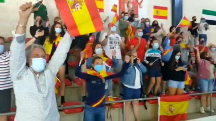 Navezuelas celebrando la medalla de Adriana Cerezo