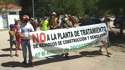 Manifestantes portan una pancarta en contra de la ubicación de la planta de residuos