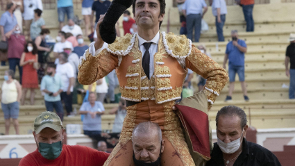 El diestro Miguel Ángel Perera sale por la puerta grande tras cortar dos orejas a su segundo toro en el primer festejo taurino de la Feria y Fiestas San Julián 2021, hoy sábado en Cuenca.