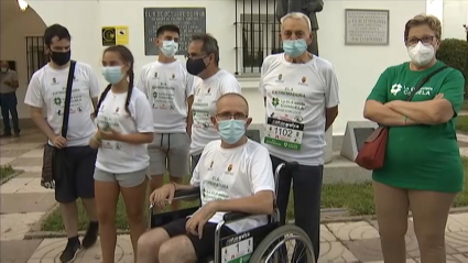 Manuel Santiago Ardila, 'Lolo', acompañado de familia y amigos antes de la salida de la ruta senderista solidaria