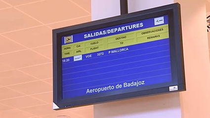 Pantalla informativa con vuelos de Volotea hacia Mallorca