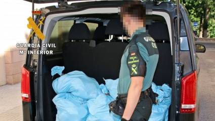 Guardia Civil con la droga incautada en el narcotransporte