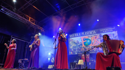 Los Granjeros, Acetre y Albaluna hicieron disfrutar con sus ritmos musicales a un auditorio de 400 personas limitado por las medidas sanitarias. En la imagen: Un momento de la actuación del grupo extremeño Acetre.