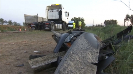 Restos del accidente mortal registrado en la N-432 cerca de Zafra en marzo de este año.