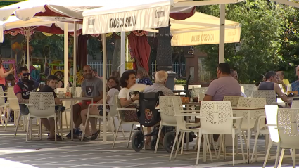 Imagen de pacenses en una terraza de Badajoz