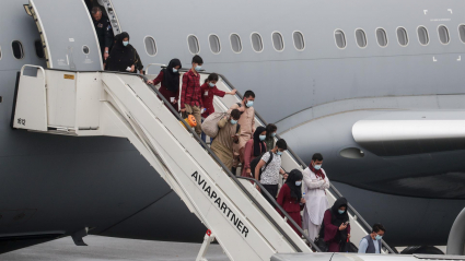 ersonas desembarcan del avión militar MRTT T-055 procedente de Afganistán en el Aeropuerto Militar de Melsbroek, en Melsbroek, Bélgica, el 23 de agosto de 2021. El avión, el segundo en aterrizar el 23 de agosto, llevaba 33 ciudadanos belgas y afganos que ayudaron a la misión belga en Afganistán