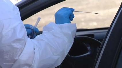 Realización de PCR en un 'autocovid'.