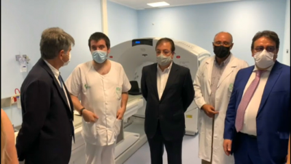 El presidente de la Junta visitando el nuevo PET TAC del Hospital Universitario