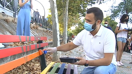 El alcalde de Cáceres Luis Salaya pintando un banco vandalizado con las siglas de VOX