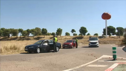 Acceso a Miajadas controlado por la Guardia Civil. 