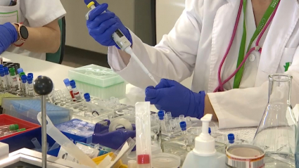 El SES cree que la variante colombiana entró en Extremadura a finales de junio. Una técnico analiza muestras de coronavirus en un laboratorio para establecer su secuenciación genética.