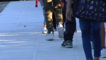 Niños entrando en el CEIP Alba Plata de Cáceres