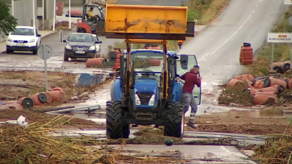 Tractor ayudando a despejar la carretera en Arroyo de San Serván
