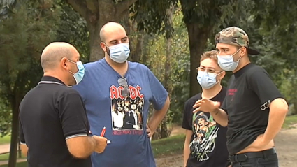 Julio y Cristófer, a la derecha de la imagen, los dos jóvenes que han recibido amenazas de muerte