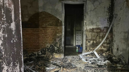 Imagen de parte de la vivienda calcinada por el fuego