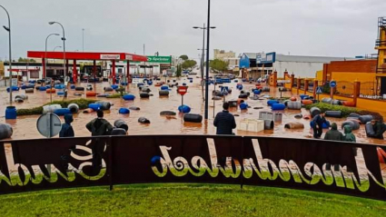 Impactante imagen de los bidones arrastrados por el agua