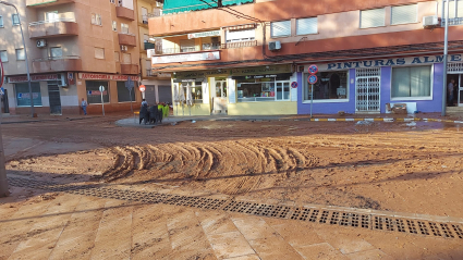 Calle embarrada tras el paso de la tormenta