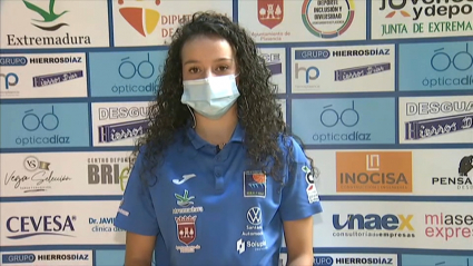 Alicia Morales atendiendo a Extremadura Deportes