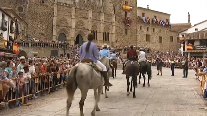 Caballistas entrando en la Plaza de Santa María de Guadalupe