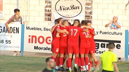 Los jugadores del Coria celebran el primer gol del partido obra de Patxi Dávila