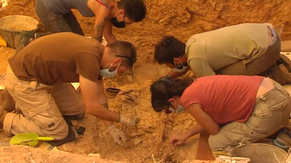Profesionales trabajando en las excavaciones de Cabeza la Vaca