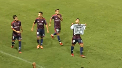 Kike Márquez celebrando el gol de la victoria del Extremadura