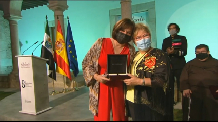 Ana Escudero recibiendo la Medalla de Extremadura de su madre, Josefa Gómez