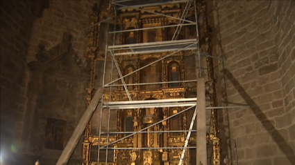 Andamios colocados delante del retablo de Luis de Morales para su restauración