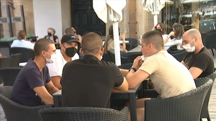 Soldados que se forman en el CEFOT en una terraza de la Plaza Mayor de Cáceres